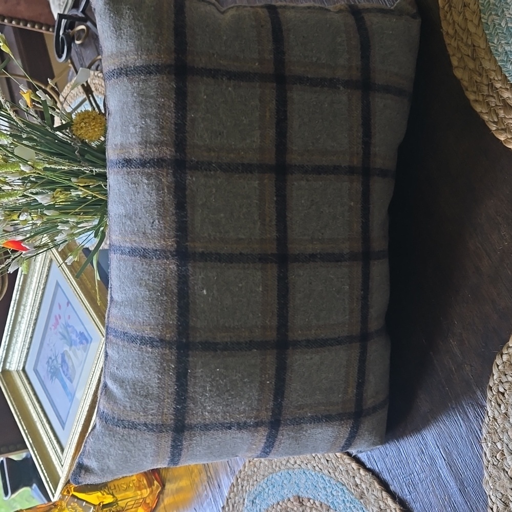 2 bear pillows - Picture 2 of 3